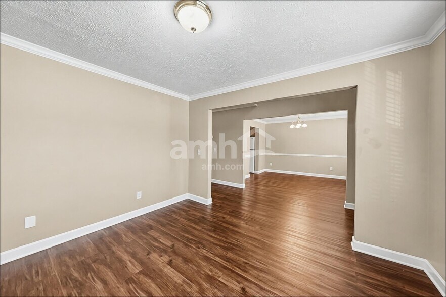 Building Photo - 8028 Meadowview Ln