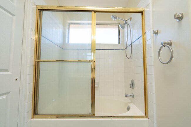 Building Photo - ***Exceptional 3BR/2.5BA Residence in Prime *** San Leandro Location