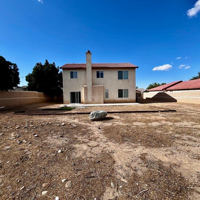 Building Photo - 5 BEDROOM VICTORVILLE HOME
