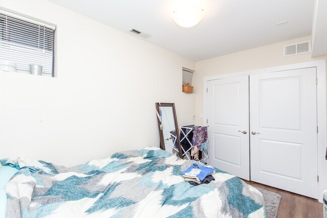 Building Photo - HUGE 4bed/2bath Condo Quality GARDEN unit in Wicker Park! Central Air! In-Unit Laundry!