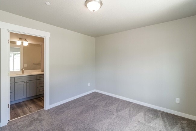 Building Photo - Move In Ready 3 Bedroom 2.5 Bathroom with Central Air Conditioning - Convenient Camas Location