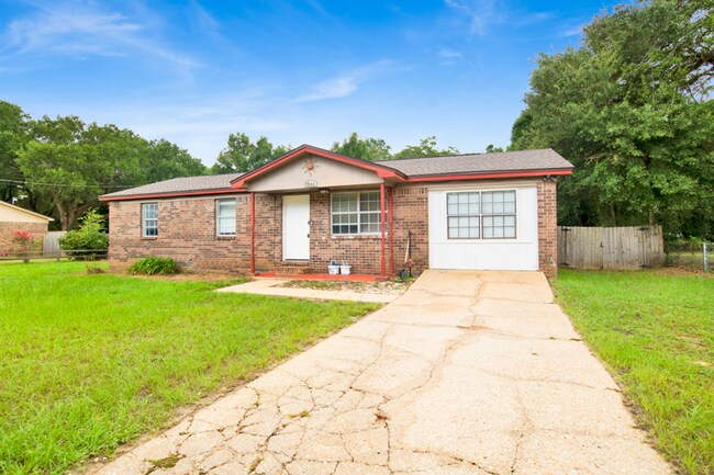 Building Photo - 4 Bed Home with Large Yard