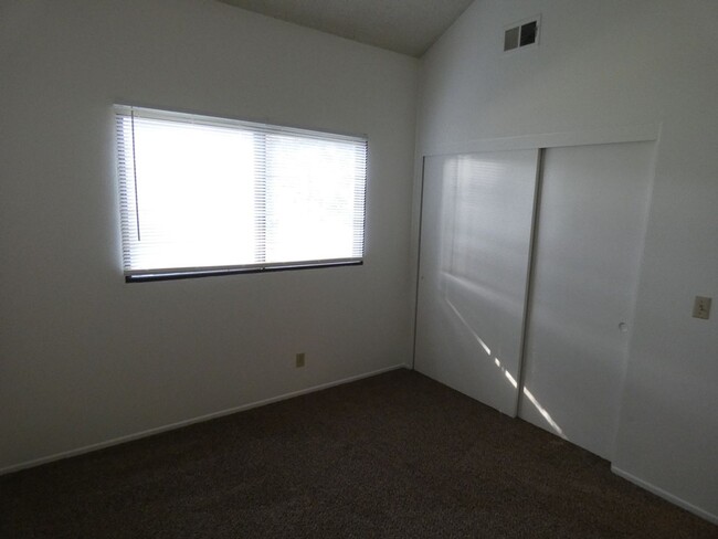 Building Photo - Spacious Northpoint Townhome near Righetti...