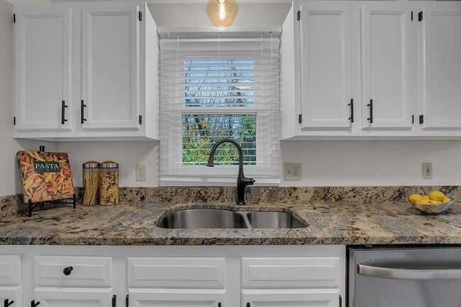 Building Photo - 67 Plantation Rd