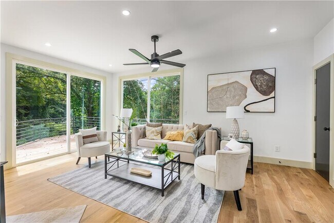 Building Photo - 335 Eureka Dr NE