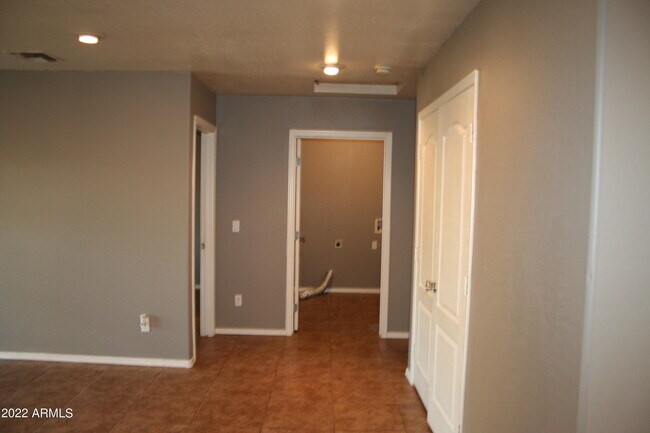 Building Photo - 11207 W Hopi St