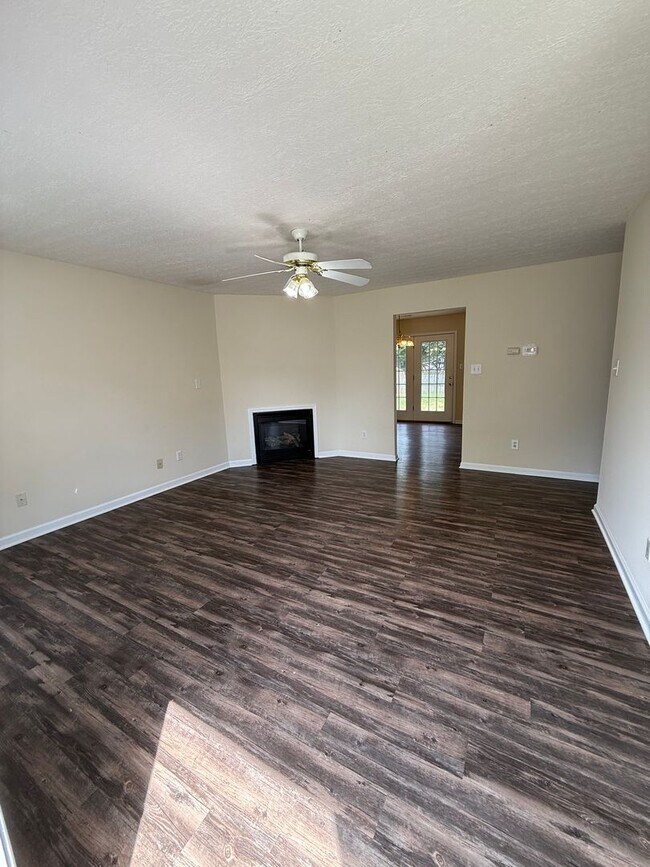 Building Photo - Lovely 4 Bedroom 2.5 Bath Home in convenient West Knox location