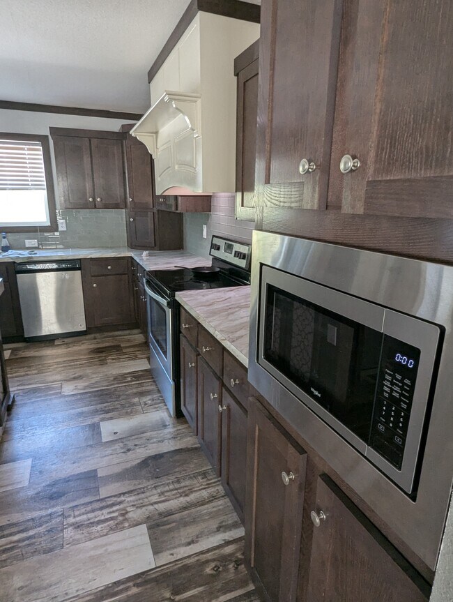 built in microwave plenty of cabinet storage - 179 Davis Rd