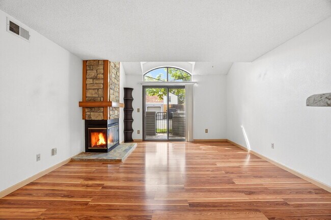 Building Photo - $1,695.95 - 2 Bed, 2 Bath Condo in Aurora with Central AC, and In Unit Laundry!