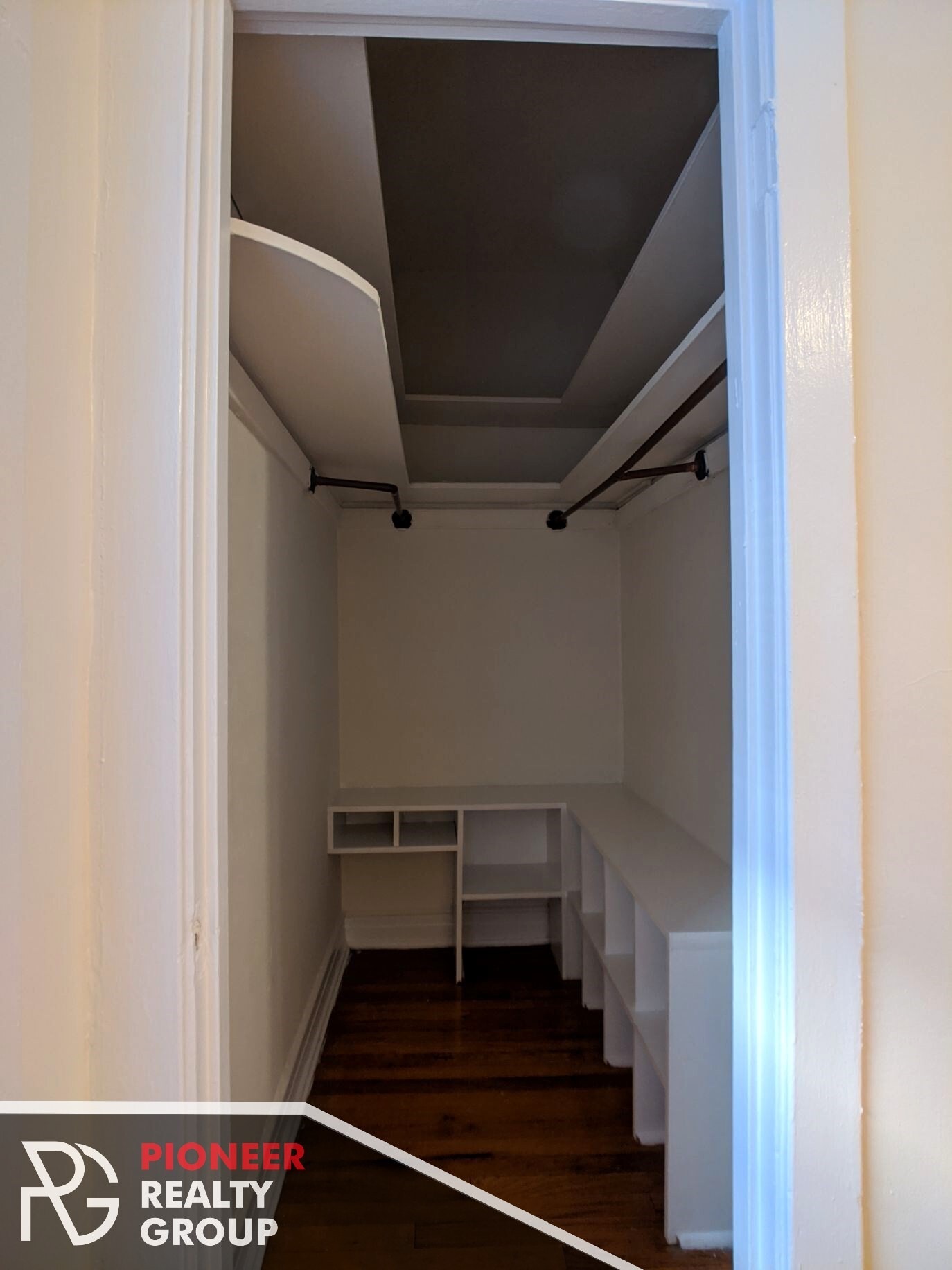 Building Photo - 812 W Waveland Ave