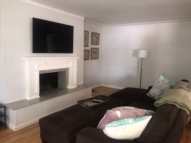 Building Photo - Gorgeous 3 bedroom, 2 bath home in great n...