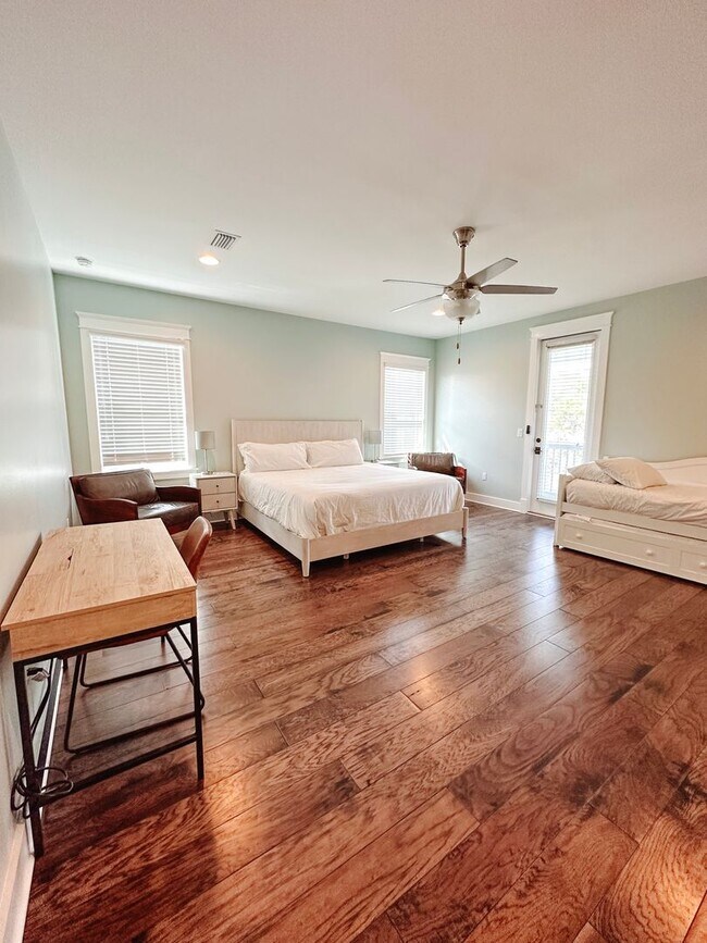 Building Photo - New, exclusive 3200 sq ft 4 bedroom/3.5bat...