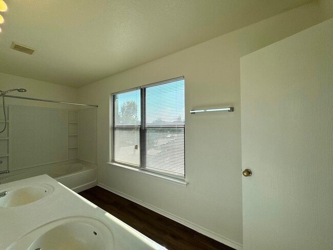 Building Photo - 2013 Rim Rock Dr