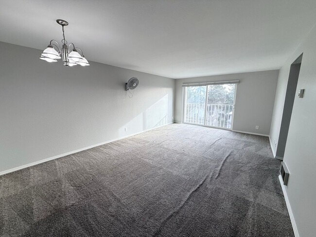 Building Photo - Top-Floor 3 Bed 2 Bath Condo in Fremont