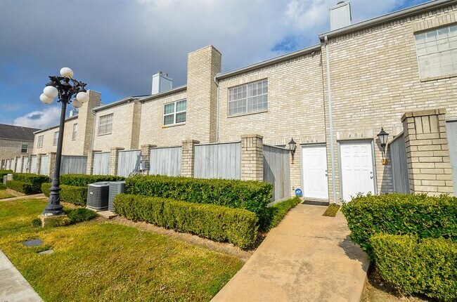 Building Photo - 306 Wilcrest Dr