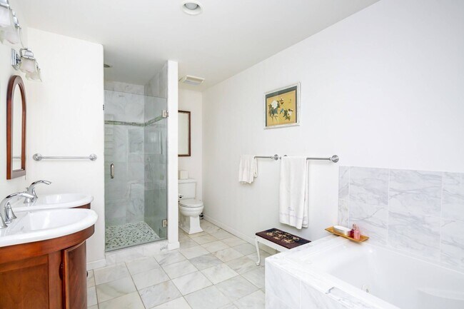 Building Photo - 869 Head of Pond Rd