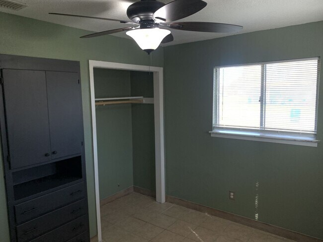 Building Photo - 212 E Valley Rd