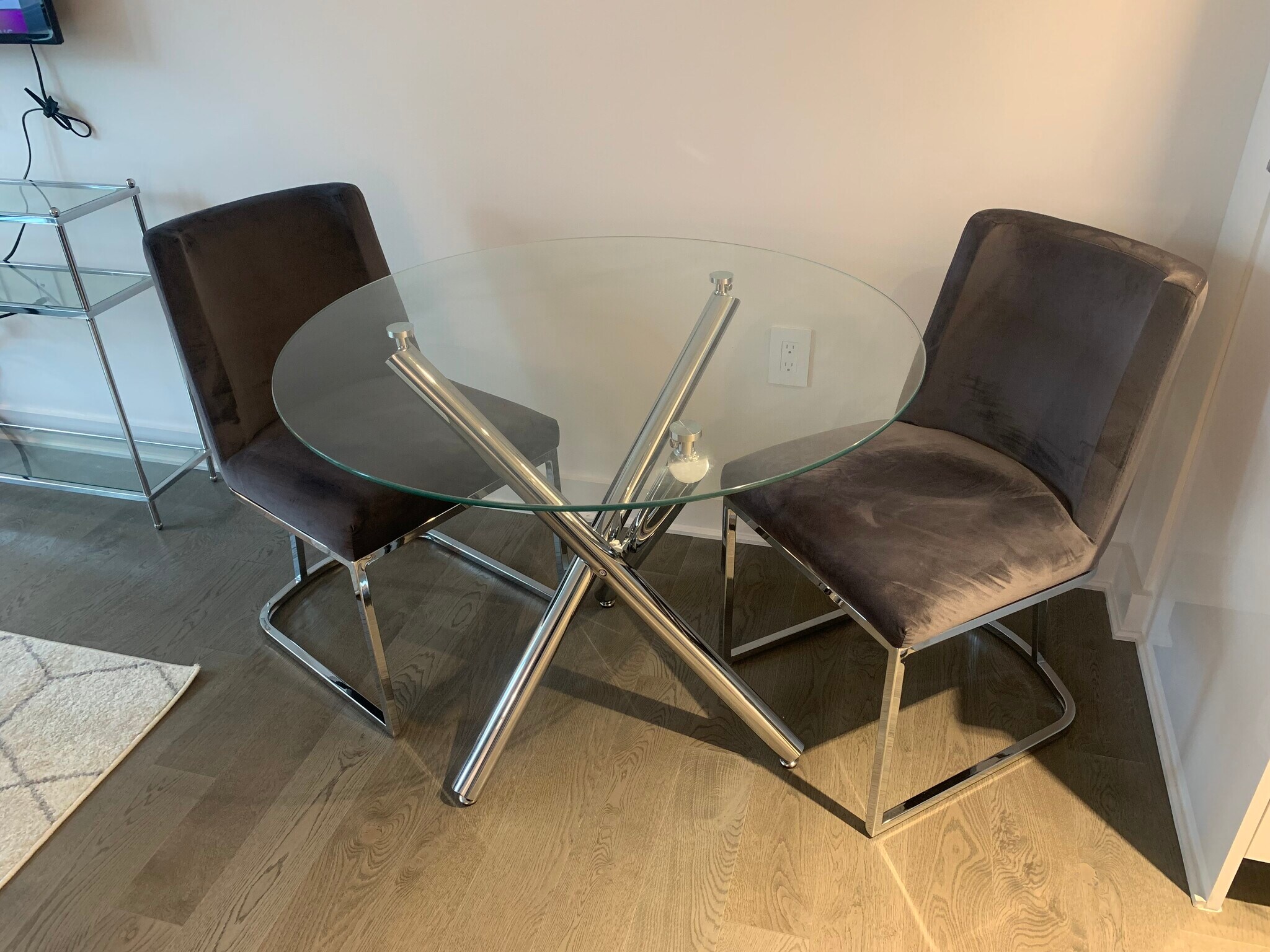 Dining table - 70 N St SE