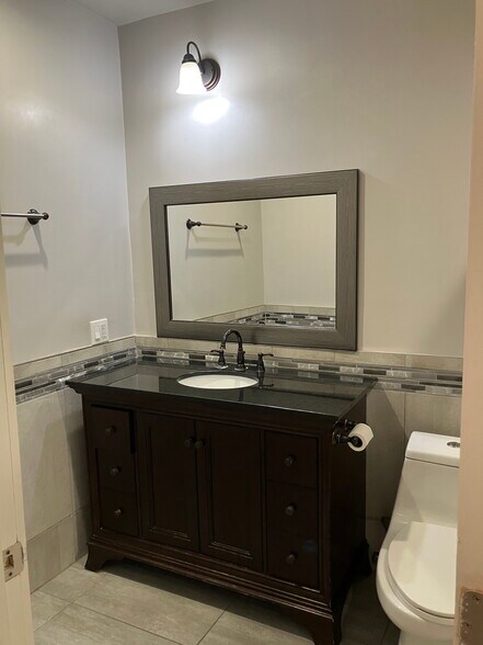 Building Photo - 2059 N Vermont Ave