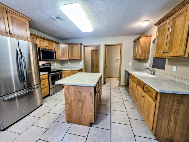 Building Photo - 606 Highland Ridge Dr