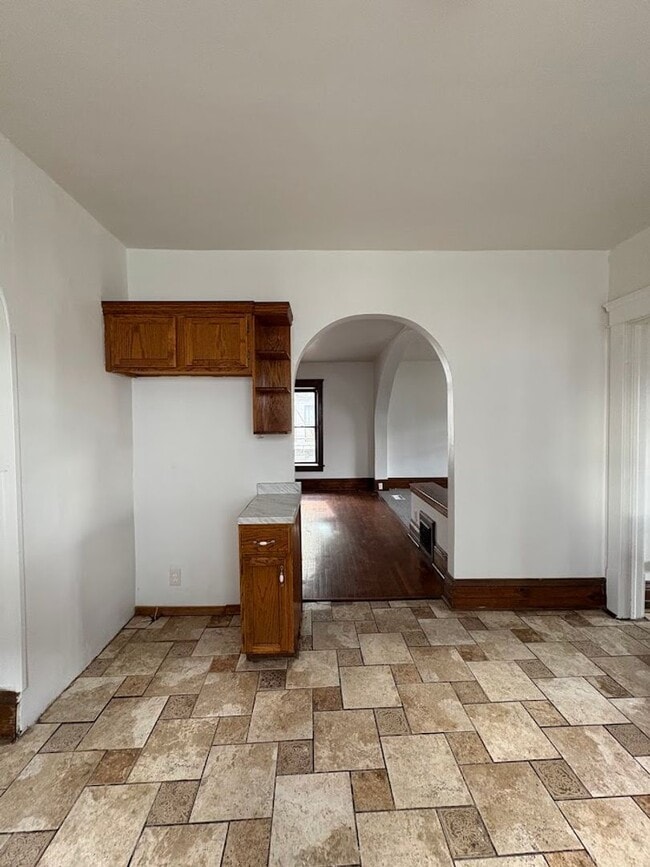 Building Photo - Large 4 bedrooms 2 full bathroom home for rent