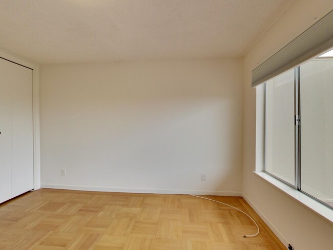 Building Photo - 4BR Home with Jaw-Dropping Views, Garage, ...