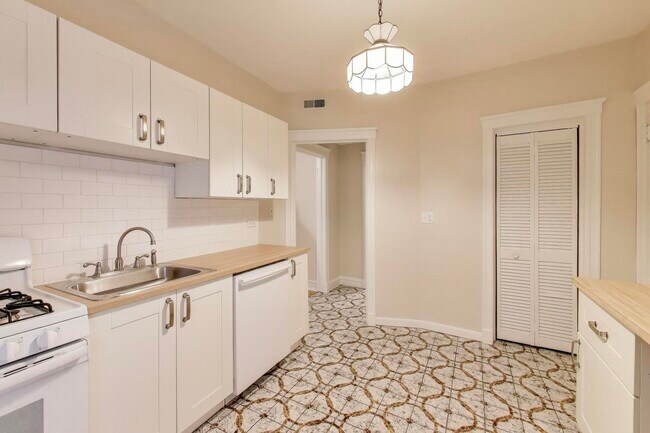 Building Photo - 4002 N Hermitage Ave