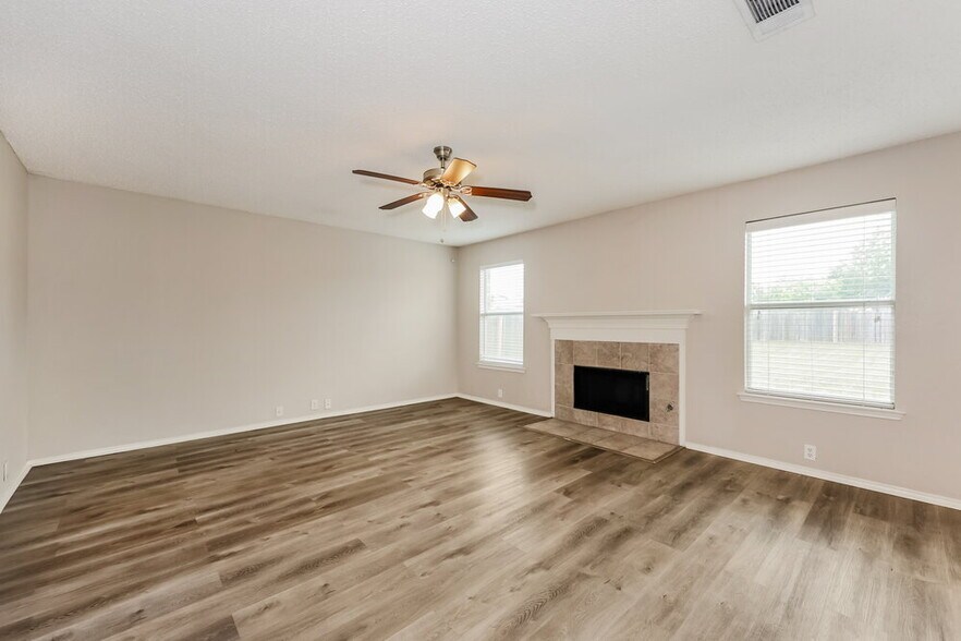Building Photo - 819 Creekside Dr