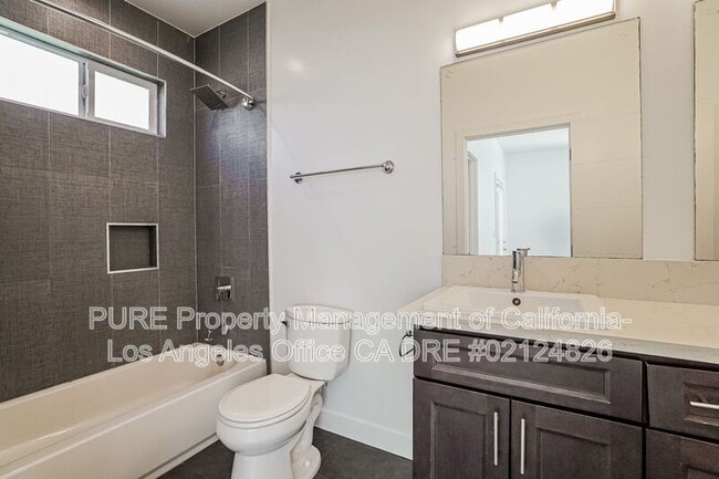 Building Photo - 1342 N Kenmore Ave