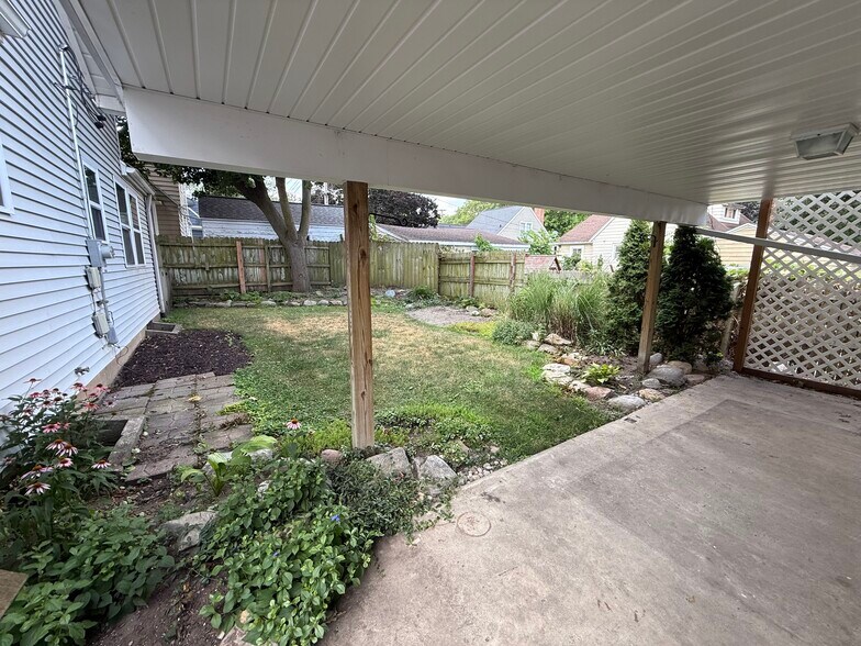 Building Photo - 2119 Riverside Dr NE