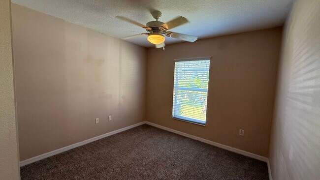 Building Photo - 10 Zebrawood Ct