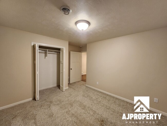 Building Photo - 3-bedroom 2-bathroom townhome