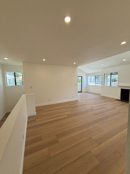 Primary Photo - 22137 Burbank Blvd