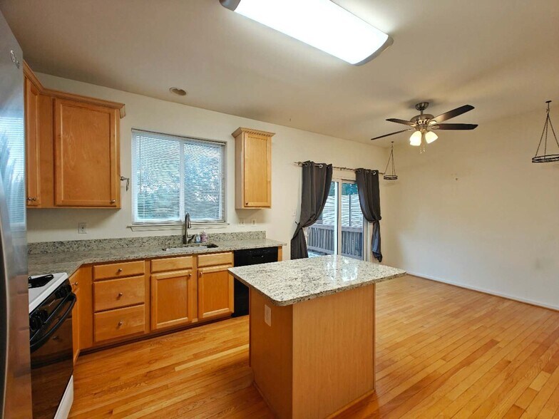 Building Photo - 13030 Park Crescent Cir