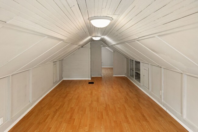 Building Photo - Available now!  517 S. 35th St.  4 Bedroom, 2 Bath Great Midtown location, 1 car garage.