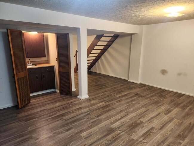 Building Photo - 944 Ravine Dr