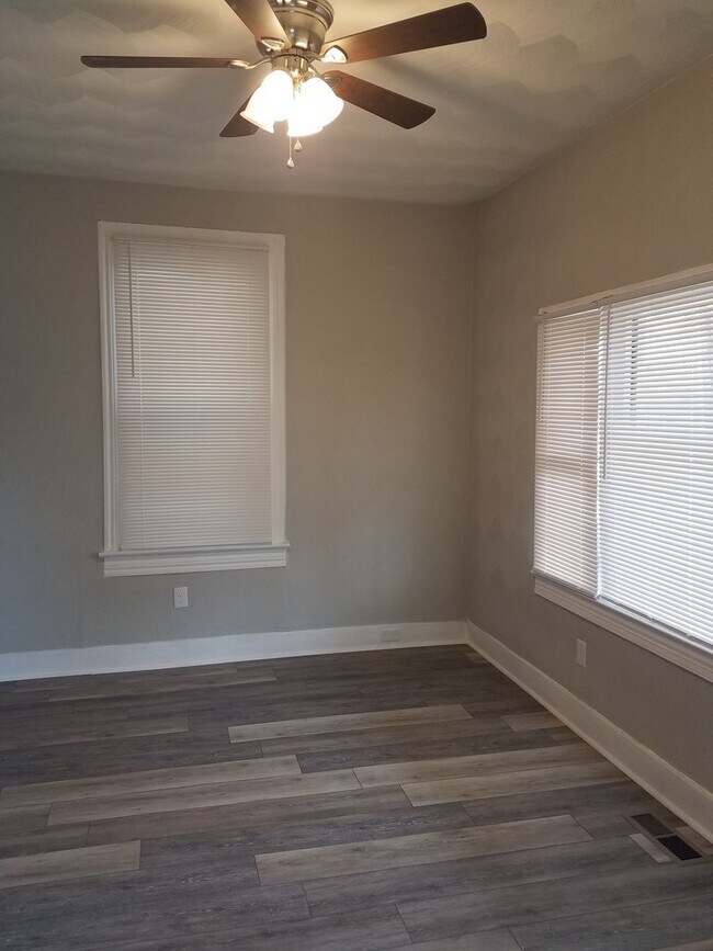 Building Photo - Spacious 4 bedroom 2 bath renovated single...