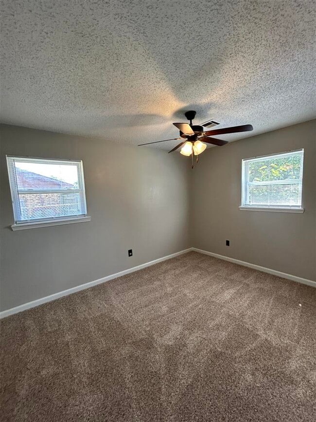 Building Photo - 6428 NW Arrowhead Dr