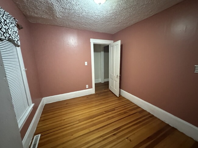 Building Photo - Cozy 3-Bed / 1-Bath Apartment in the Heart of Biddeford