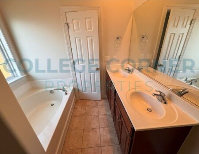 Building Photo - 4964 Wyngate Village Dr