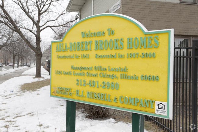 Building Photo - Robert Brooks Homes