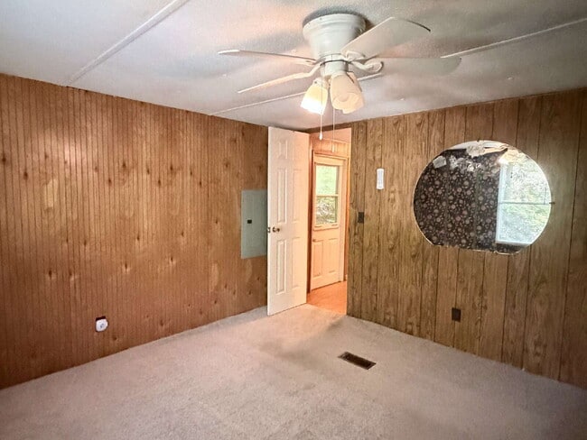 Building Photo - Affordable 3BR Home in Peaceful Hicks Lake Community