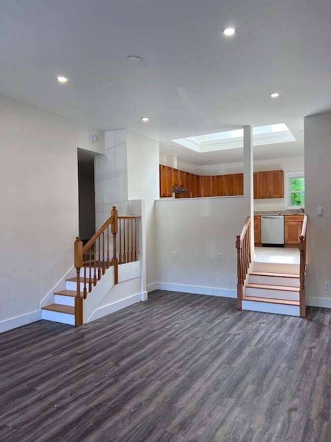 Building Photo - Large 4 bedroom, 2 1/2 bath home for rent in Ravena, NY on Rt 9W