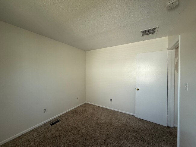 Building Photo - Townhouse Near N Great Neck & VB Blvd