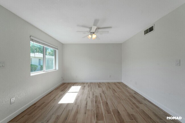 Building Photo - Charming 2BR Condo in Phoenix