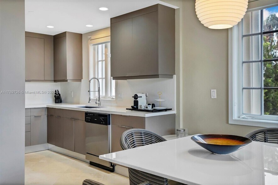 Building Photo - 19227 Fisher Island Dr