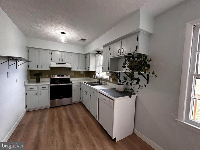 Building Photo - 112 Virginia Dr