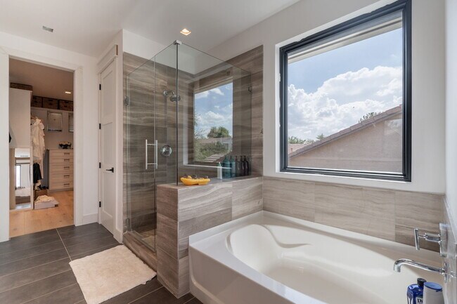 Building Photo - 3852 E Comstock Dr