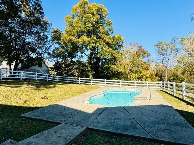 Building Photo - MOVE-IN READY!
