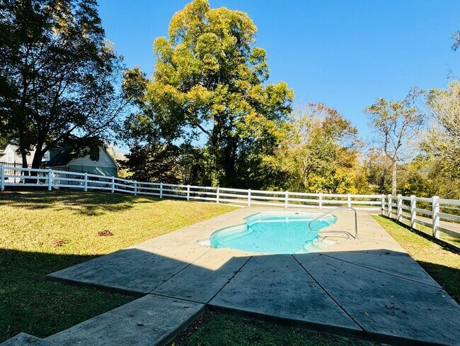 Building Photo - **Price Reduced with HOLIDAY MOVE-IN SPECIAL! $500 off 1st full month's rent with lease signed by...